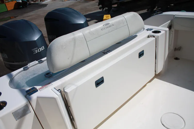 Slide: The Image of 2018 Cobia 301 Center Console mit zwei Außenbordmotoren und geräumigem Deck. - 40