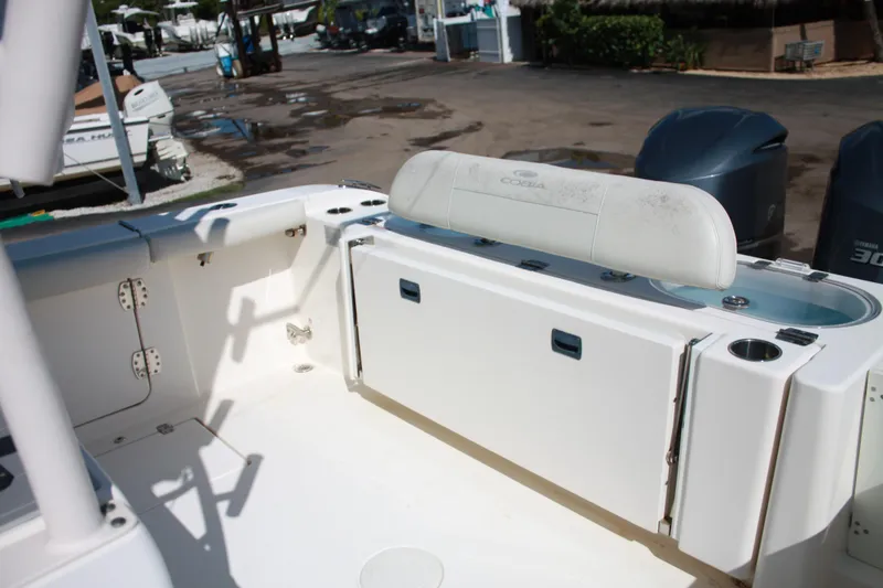 Slide: The Image of Das Bild zeigt das Cockpit eines Cobia 301 Center Console Bootes von 2018 mit zwei Motoren. - 37