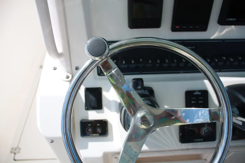 Slide: The Image of Das Bild zeigt das Steuer eines Cobia 301 Center Console Bootes von 2018. - 13
