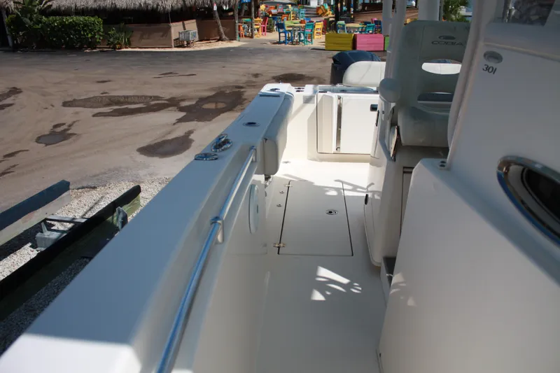 Slide: The Image of Das Bild zeigt das Deck eines Cobia 301 Center Console Bootes von 2018. - 33