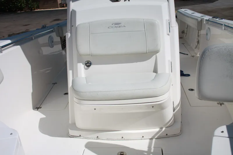 Slide: The Image of Das Bild zeigt den Sitzbereich eines Cobia 301 Center Console Bootes von 2018. - 28