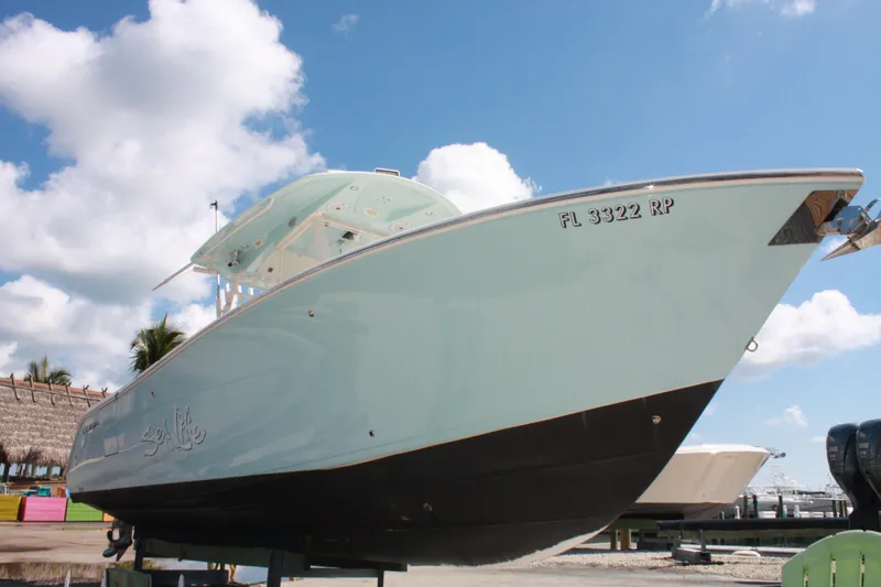 Slide: The Image of Ein Cobia 301 Center Console Boot von 2018 steht auf einem Trailer unter blauem Himmel. - 9