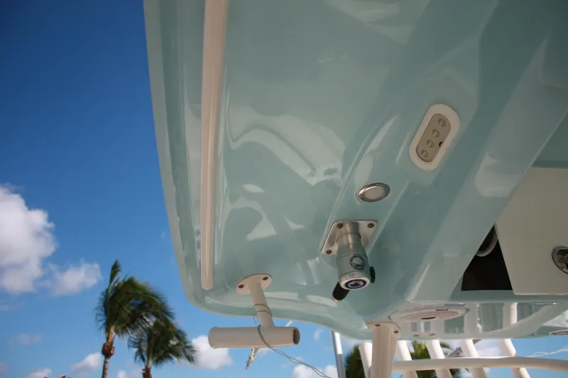 Slide: The Image of Nahaufnahme des Rumpfes eines Cobia 301 Center Console Bootes von 2018, mit blauem Himmel im Hintergrund. - 35