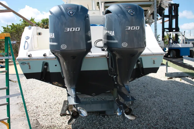 Slide: The Image of Zwei Yamaha 300 Außenbordmotoren an einem Cobia 301 Center Console Boot von 2018. - 17