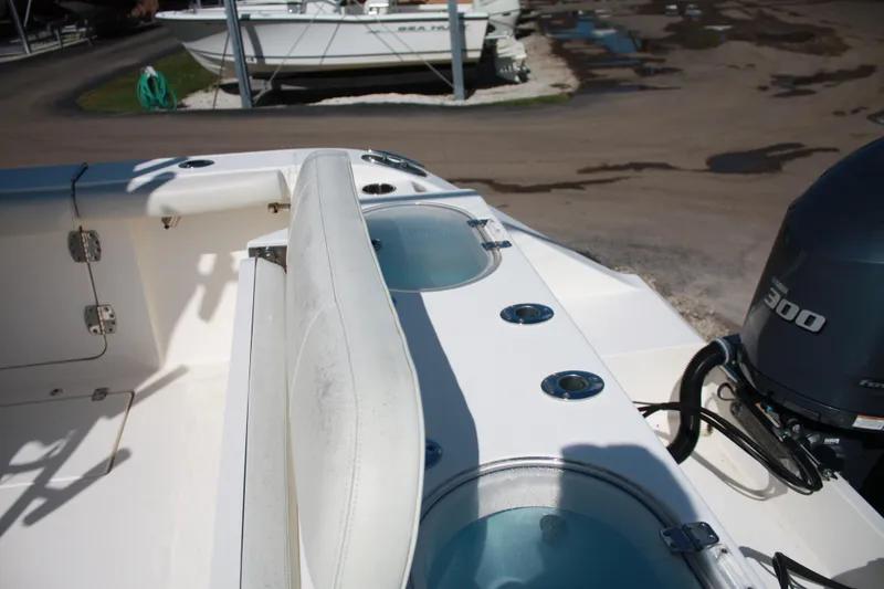 Slide: The Image of Das Bild zeigt das Cockpit eines Cobia 301 Center Console Bootes von 2018 mit Motor. - 25