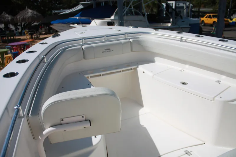 Slide: The Image of Das Bild zeigt das Vorderdeck eines Cobia 301 Center Console Bootes von 2018 mit weißen Polstern. - 26