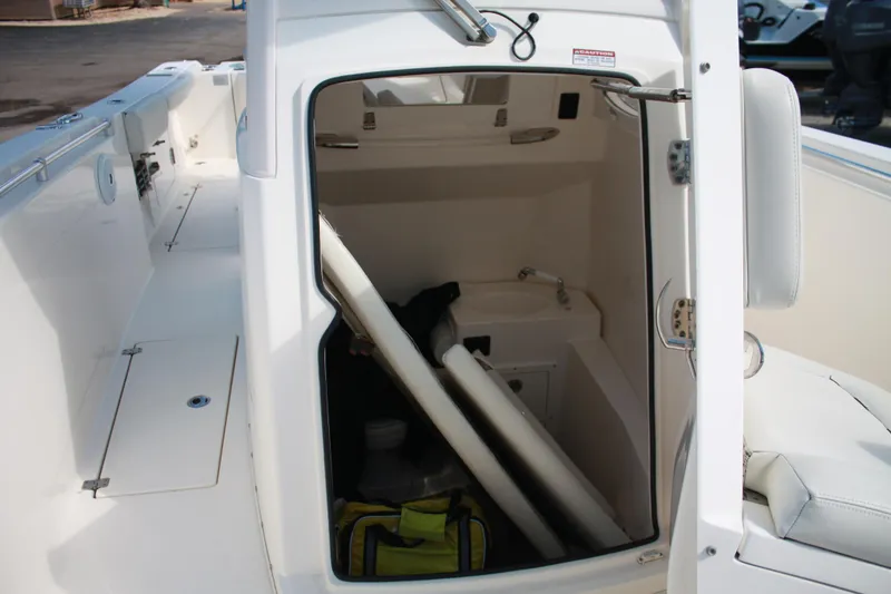 Slide: The Image of Ein Stauraum auf einem 2018er Cobia 301 Center Console Boot mit verschiedenen Gegenständen. - 44