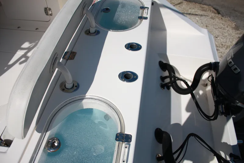 Slide: The Image of Das Bild zeigt das Deck eines Cobia 301 Center Console Bootes mit zwei runden Wasserbehältern. - 24