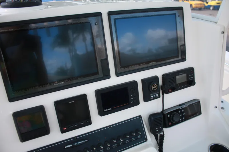 Slide: The Image of Armaturenbrett der Cobia 301 Center Console 2018 mit mehreren Bildschirmen und Steuerungen. - 12