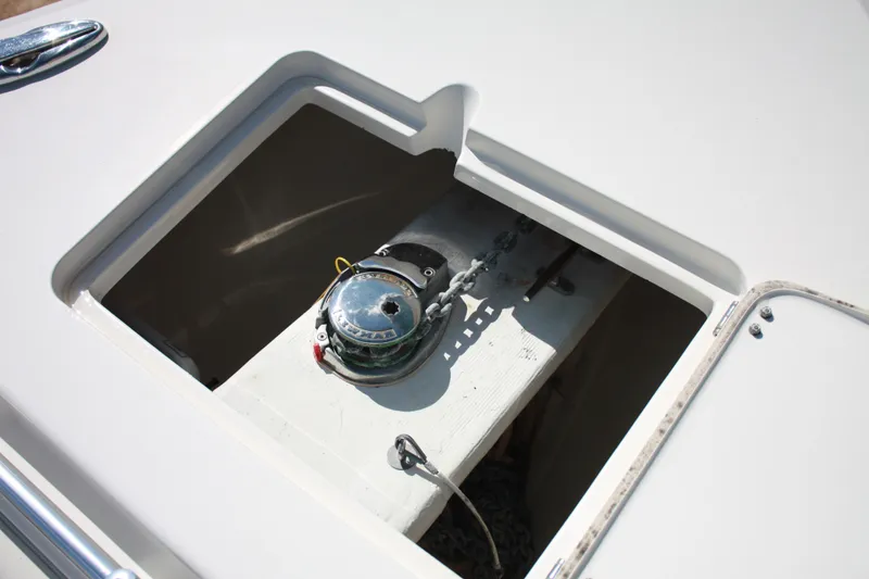 Slide: The Image of Nahaufnahme eines Ankerfachs auf einem Boot mit einer Winde. - 30