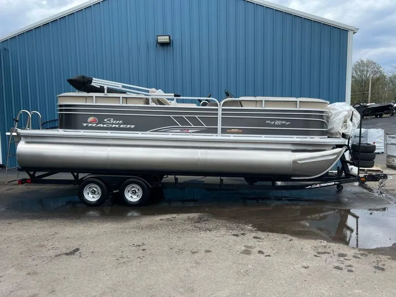 The Image of 2023 Sun Tracker PARTY BARGE® 22 RF XP3 pontoon boat parked outside. - 0