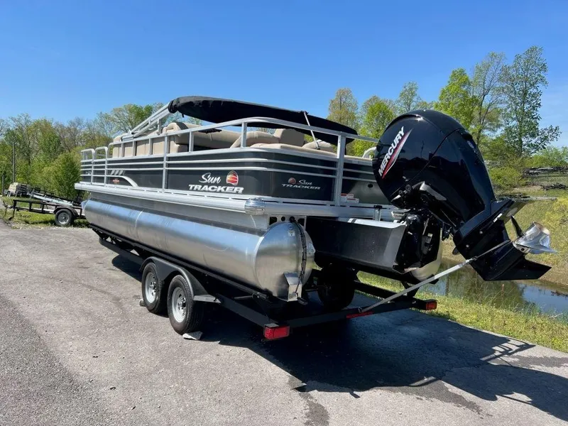 Slide: The Image of 2023 Sun Tracker FISHIN' BARGE® 22 DLX pontoon boat on trailer. - 4