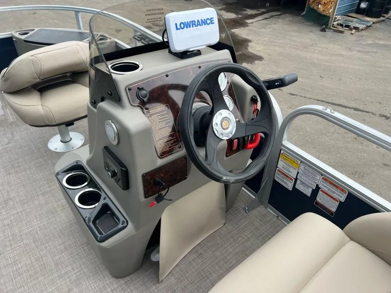 Slide: The Image of 2023 Sun Tracker BASS BUGGY® 18 DLX boat console with Lowrance fishfinder and comfortable seating. - 4