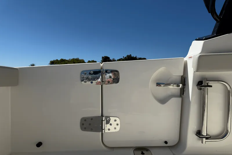 Slide: The Image of Boston Whaler 280 Vantage 2026 - 10