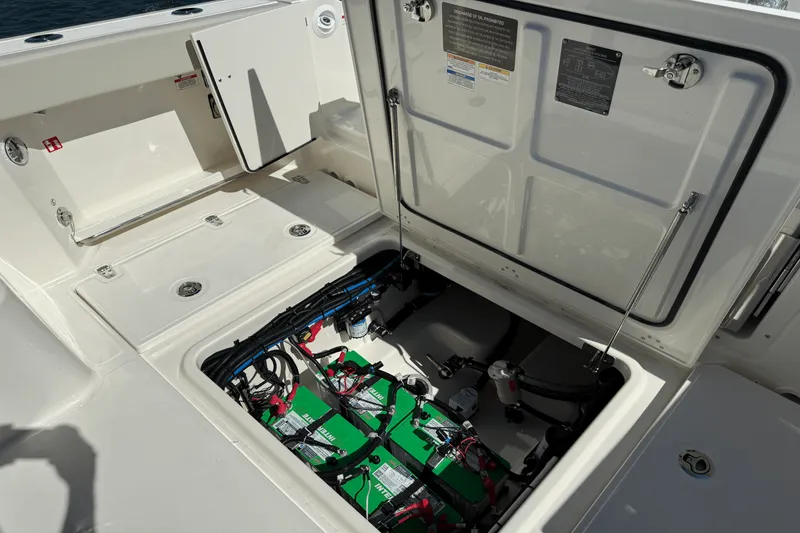 Slide: The Image of Boston Whaler 280 Vantage 2026 - 12