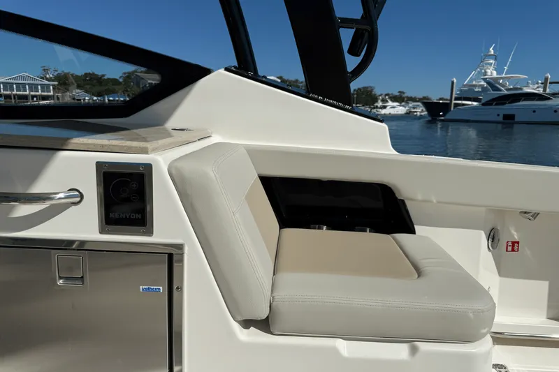 Slide: The Image of Boston Whaler 280 Vantage 2026 - 13