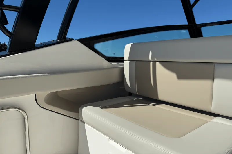 Slide: The Image of Boston Whaler 280 Vantage 2026 - 14