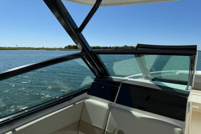 Slide: The Image of Boston Whaler 280 Vantage 2026 - 15