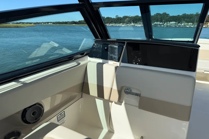 Slide: The Image of Boston Whaler 280 Vantage 2026 - 16