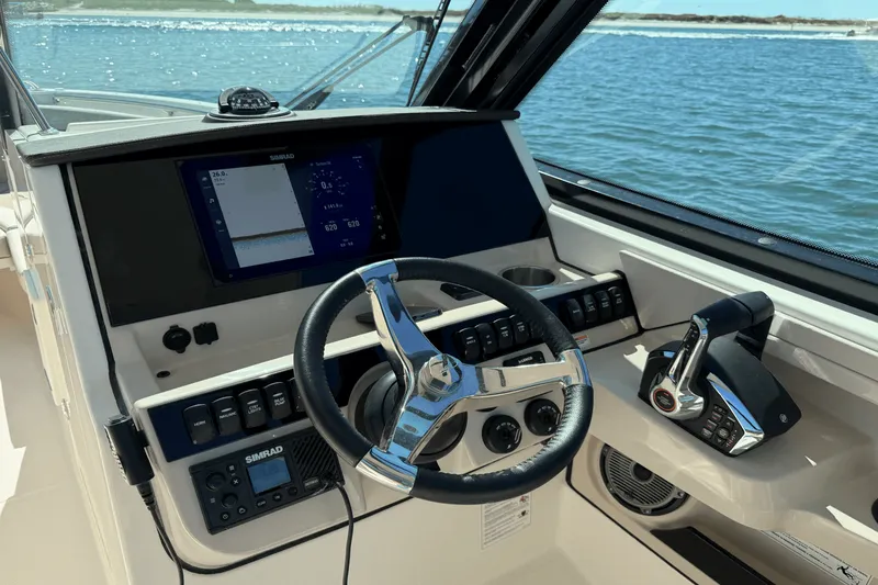 Slide: The Image of Boston Whaler 280 Vantage 2026 - 17