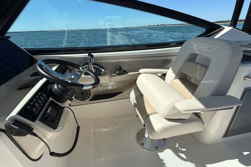 Slide: The Image of Boston Whaler 280 Vantage 2026 - 18