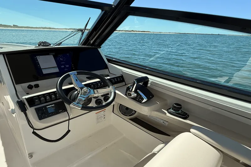 Slide: The Image of Boston Whaler 280 Vantage 2026 - 19