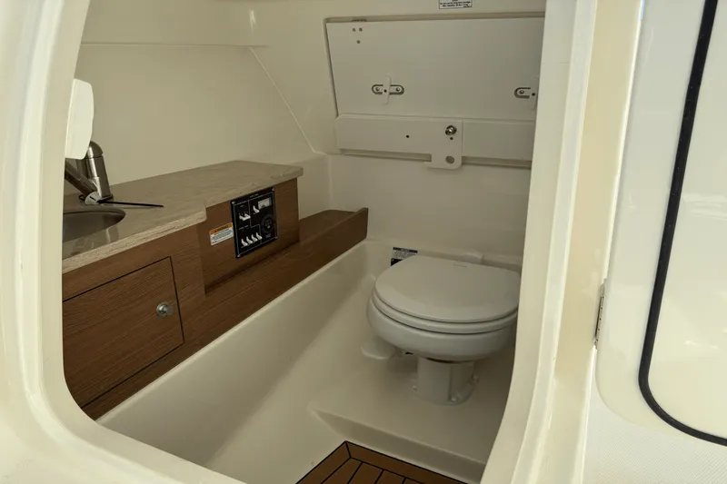 Slide: The Image of Boston Whaler 280 Vantage 2026 - 20