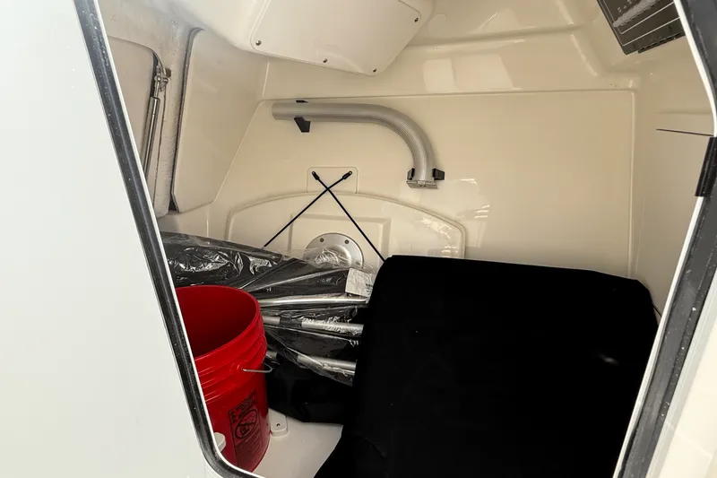Slide: The Image of Boston Whaler 280 Vantage 2026 - 22