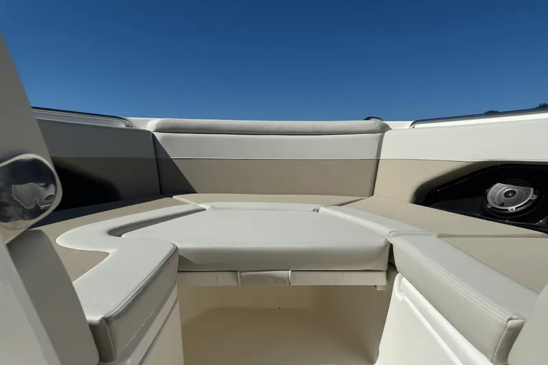 Slide: The Image of Boston Whaler 280 Vantage 2026 - 24
