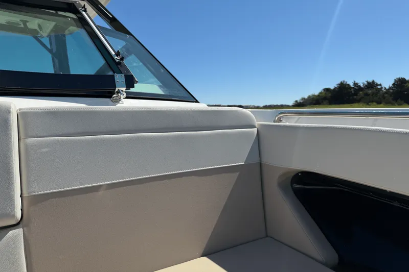 Slide: The Image of Boston Whaler 280 Vantage 2026 - 26