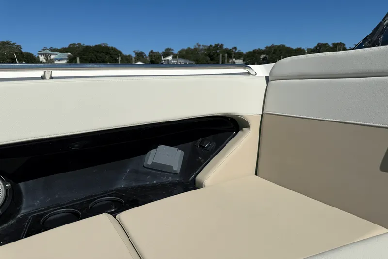 Slide: The Image of Boston Whaler 280 Vantage 2026 - 27