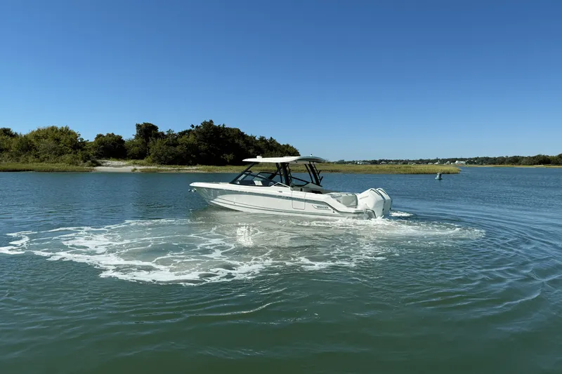 Slide: The Image of Boston Whaler 280 Vantage 2026 - 3