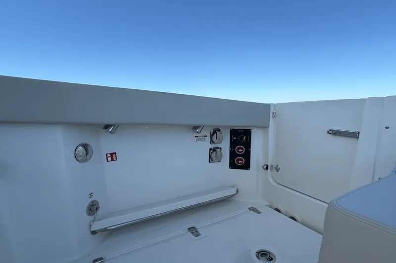 Slide: The Image of Boston Whaler 280 Vantage 2026 - 7