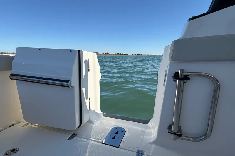 Slide: The Image of Boston Whaler 280 Vantage 2026 - 9
