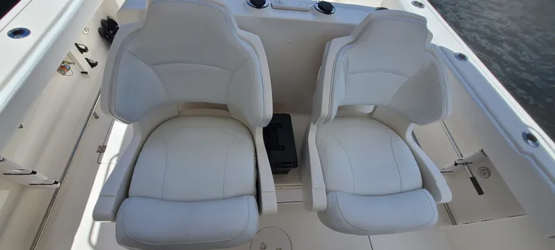 Slide: The Image of 2015 Robalo R300 Center Console boat with dual white captain's chairs. - 17