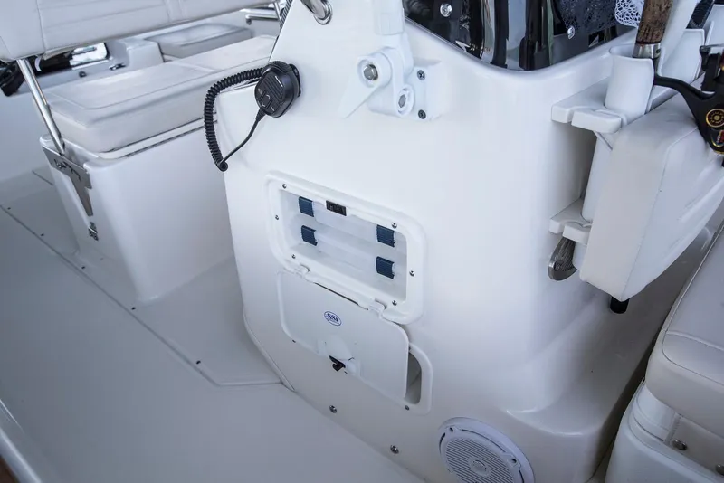 Slide: The Image of Boston Whaler 170 Montauk 2027 - 15