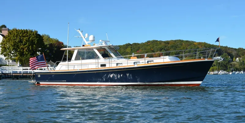 The Image of Grand Banks Eastbay HX 2000 - 0