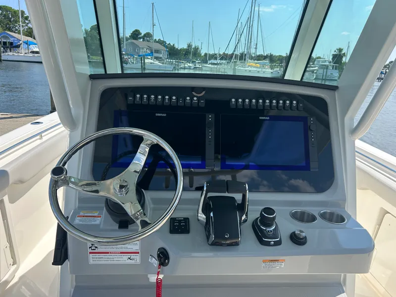 Slide: The Image of Boston Whaler 330 Outrage 2026 - 19