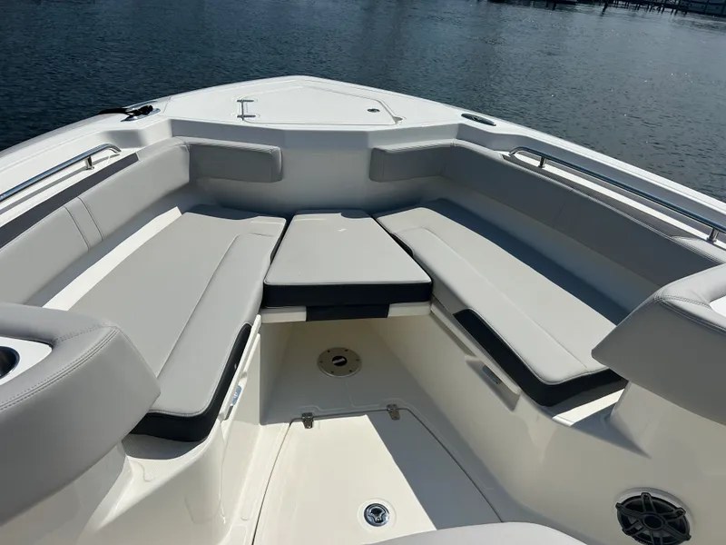 Slide: The Image of Boston Whaler 330 Outrage 2026 - 43