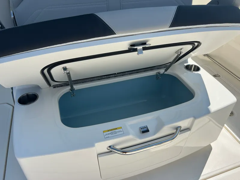 Slide: The Image of Boston Whaler 330 Outrage 2026 - 17