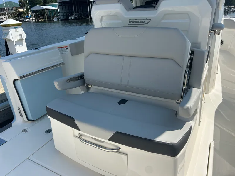 Slide: The Image of Boston Whaler 330 Outrage 2026 - 16