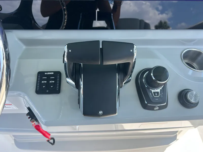 Slide: The Image of Boston Whaler 330 Outrage 2026 - 21