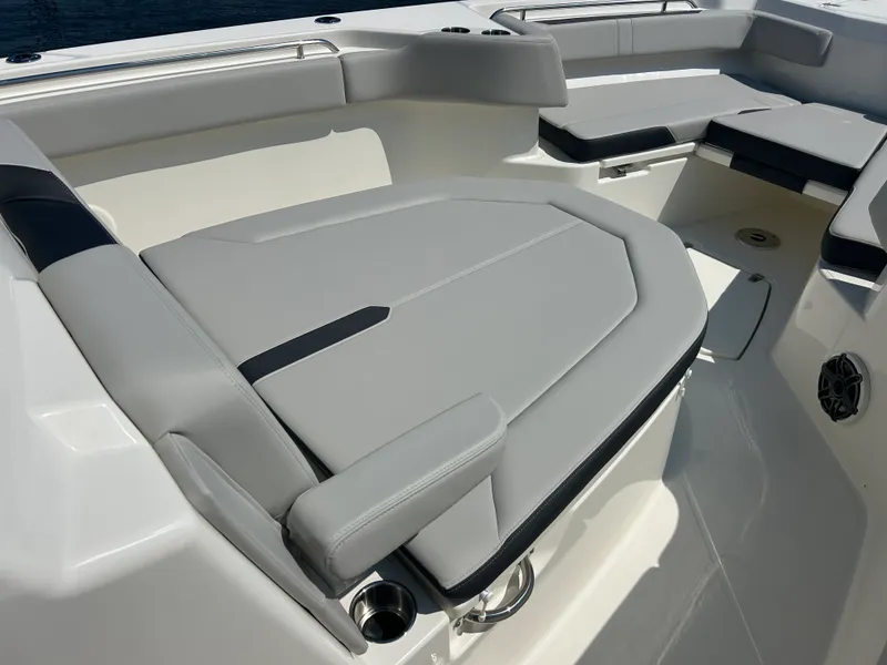 Slide: The Image of Boston Whaler 330 Outrage 2026 - 36