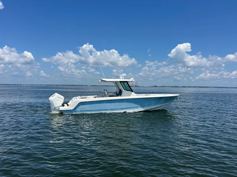 Slide: The Image of Boston Whaler 330 Outrage 2026 - 6