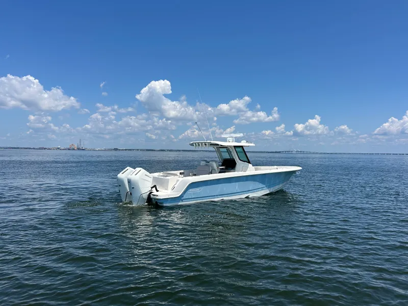 Slide: The Image of Boston Whaler 330 Outrage 2026 - 7