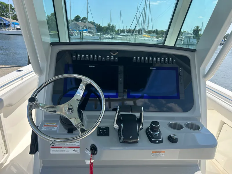 Slide: The Image of Boston Whaler 330 Outrage 2026 - 18