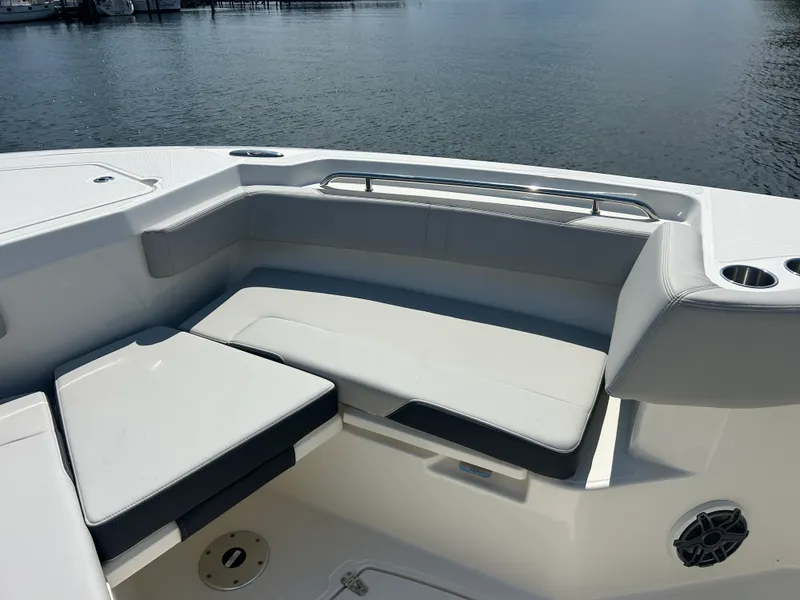 Slide: The Image of Boston Whaler 330 Outrage 2026 - 40