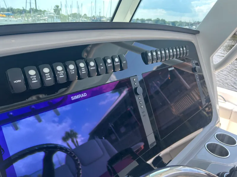 Slide: The Image of Boston Whaler 330 Outrage 2026 - 20