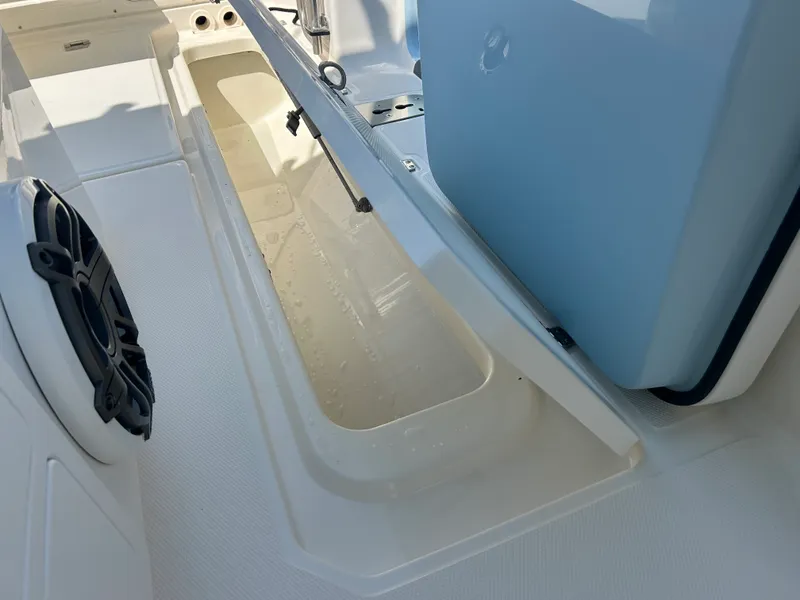 Slide: The Image of Boston Whaler 330 Outrage 2026 - 28