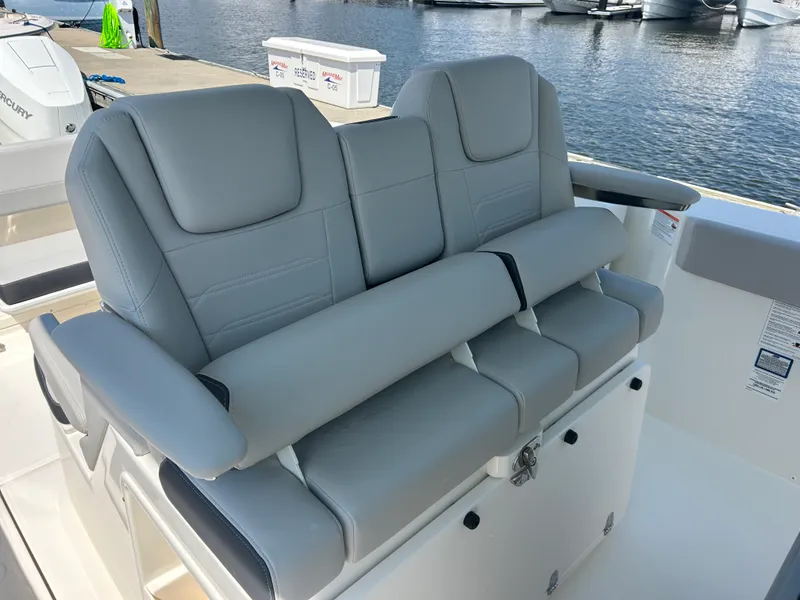 Slide: The Image of Boston Whaler 330 Outrage 2026 - 31